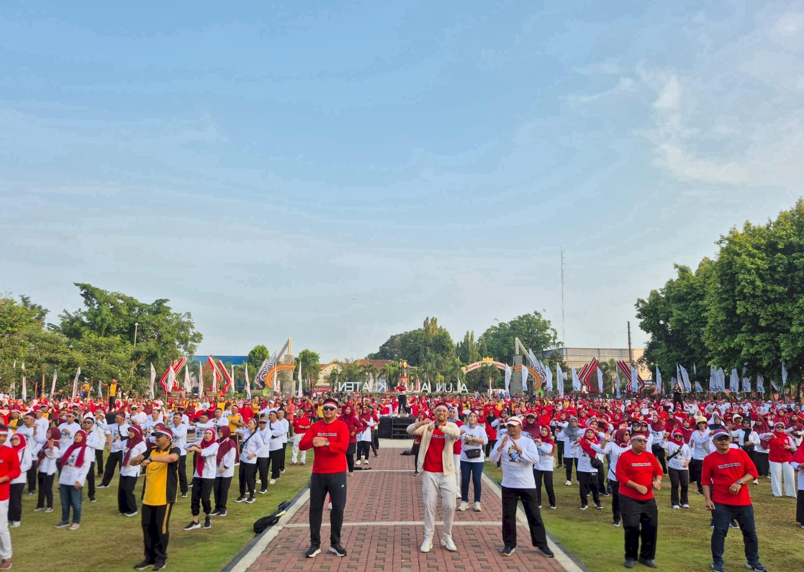 MERAH PUTIH GOYANG KLATEN! Bupati & Wakil Bupati Klaten Gelar Senam Merah Putih Antikorupsi di Alun-Alun