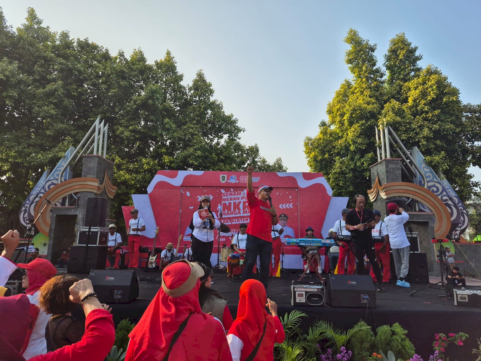 MERAH PUTIH GOYANG KLATEN! Bupati & Wakil Bupati Klaten Gelar Senam Merah Putih Antikorupsi di Alun-Alun